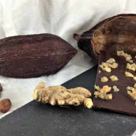 Le chocolat bio 75% cacao en vrac avec des morceaux de gingembre confit