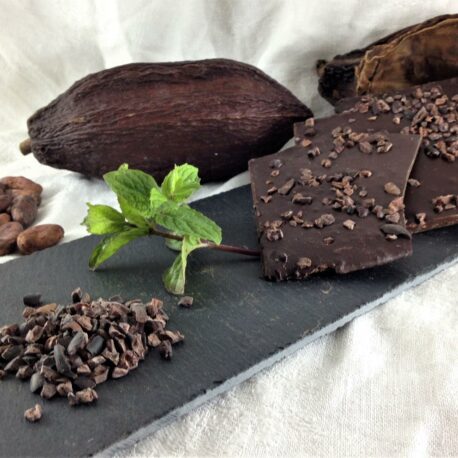 Le chocolat bio 75% cacao en vrac menthe et des éclats de cacao